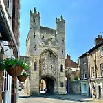 Minster Peek With Free Parking